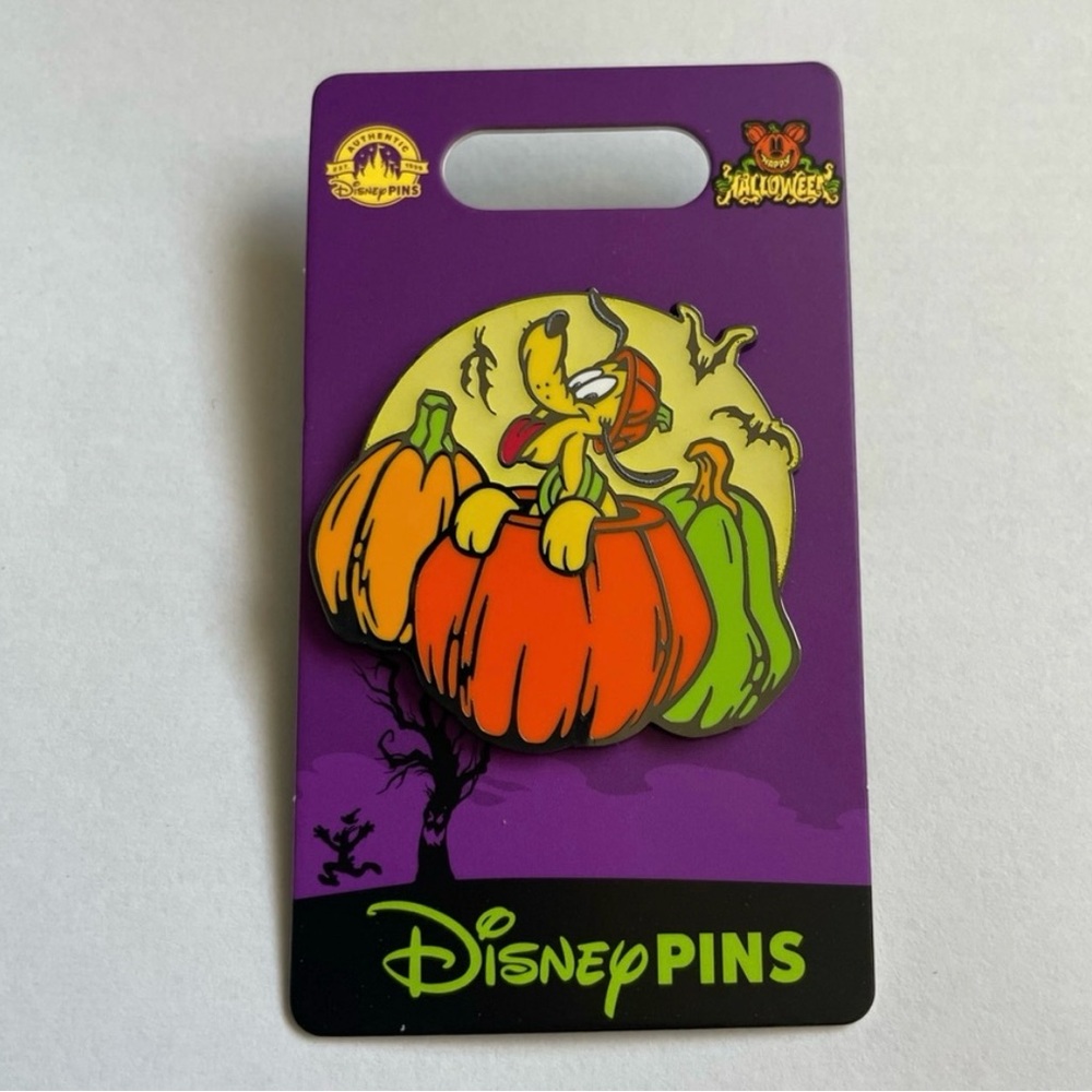 Disney Park Pin Trading Halloween Glow In The Dark Pluto Pumpkin Enamel Pin